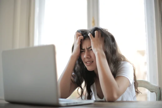 jeune femme dont PC infecté